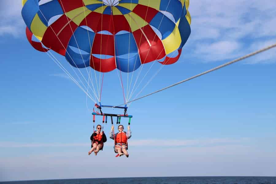 St. Ignace: Parasailing-Abenteuer. Foto: GetYourGuide
