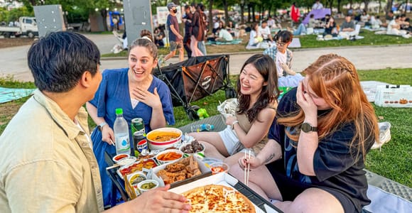 Picknick am Han-Fluss im Zentrum von Seoul