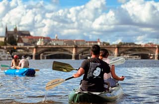 Prag: Geführtes Kanuabenteuer – Prag mal anders entdecken