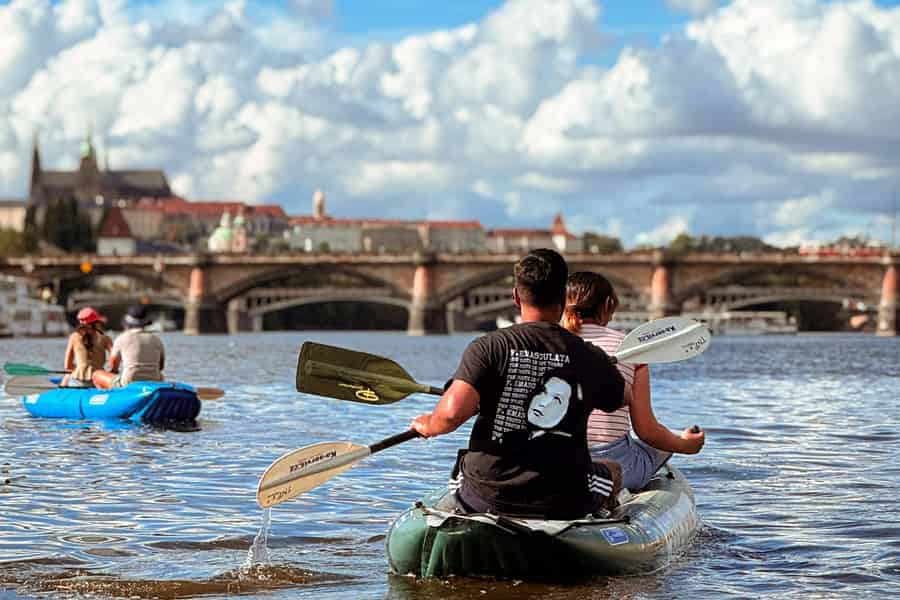 Prag: Geführtes Kanuabenteuer – Prag mal anders entdecken. Foto: GetYourGuide Prag: Geführtes Kanuabenteuer – Prag mal anders entdecken. Foto: GetYourGuide