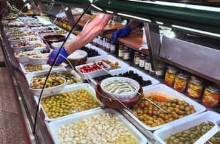Tapas-Tour in Barcelona mit Mittag- oder Abendessen: Essen und Glück