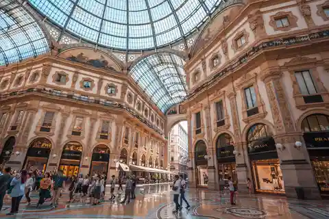 Milan: Insta-Perfect Walk with a Local