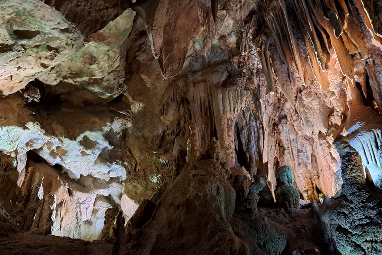 Depuis Belgrade : journée complète à la grotte de Resava et aux monastères médiévauxVisite de groupe