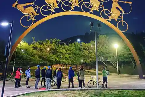 Paseo en Bicicleta por el Río Mapocho al Atardecer