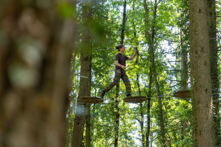 Jaujac: Canopy tour for children with harness in Ardèche