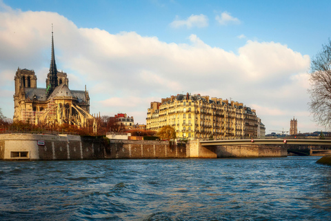 Notre Dame Interior and Exterior Guided Tour with Relics