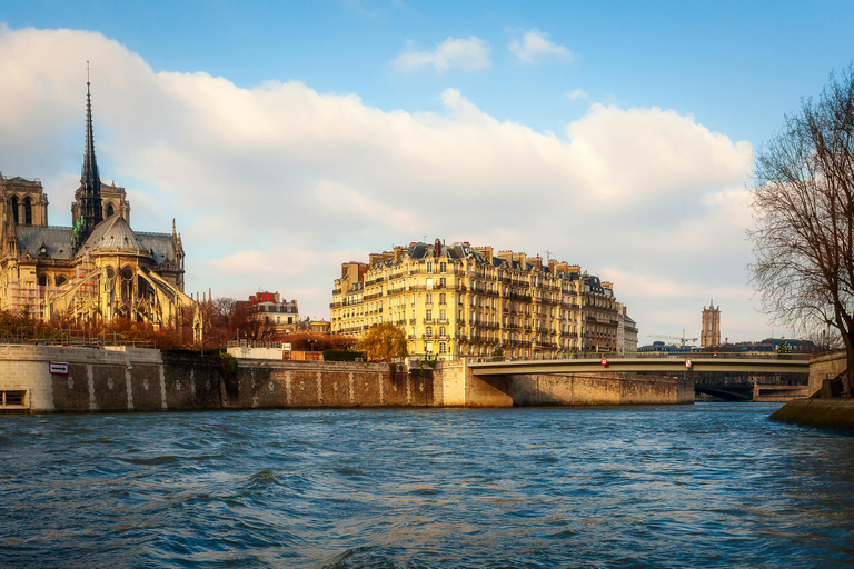 Notre Dame Interior and Exterior Guided Tour with Relics