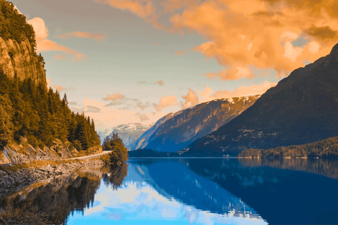 Wycieczka z przewodnikiem: Hardangerfjord, wodospady i przeprawa promem