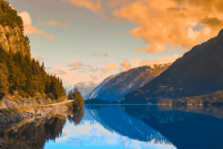 Wycieczka z przewodnikiem: Hardangerfjord, wodospady i przeprawa promem