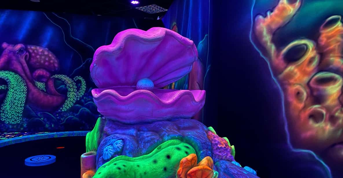 Afbeelding 2 van Den Haag: Glowgolf Glow in the Dark Indoor Minigolf