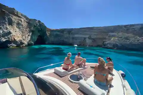 Aluguer de barco privado de dia inteiro em Malta e Comino