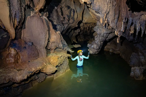 Explorez la grotte sombre depuis Hue : Visites en groupe les jours pairs