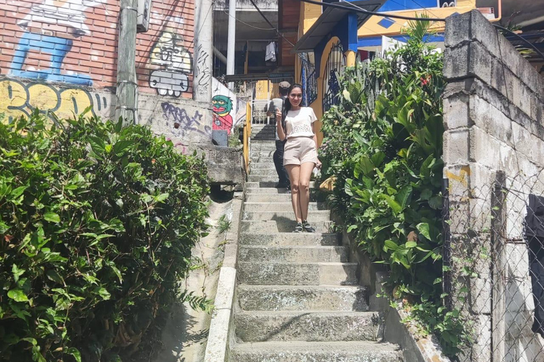 Medellin: Comuna 13 Graffiti Tour with Cable Car Ride