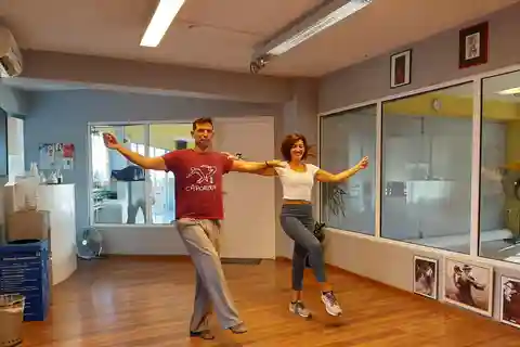 アテネ：ギリシャのダンスを甘いお菓子と共に学ぶ