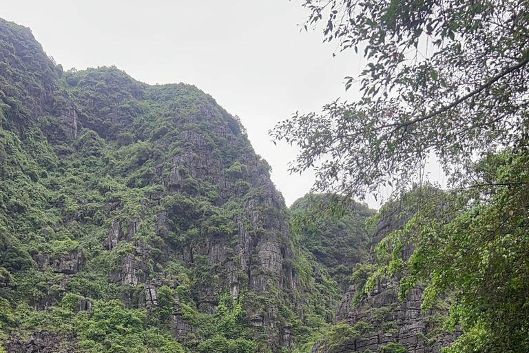 Ninh Bình: Bai Dinh, Trang An en Mua Cave dag privétourNinh Bình: Bai Dinh, Trang An en Mua Cave op de motor