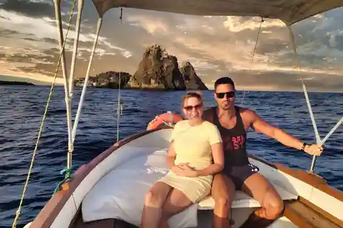 Tour in barca di Aci Trezza al tramonto e cena a casa di una famiglia siciliana