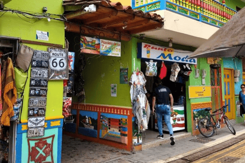 Medellin: Escursione di un giorno a Guatape e alla Roccia di El Penol con giro in barcaMedellin: Escursione di un giorno al Guatape e alla roccia di El Penol con giro in barca