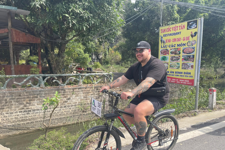 Trang An - Mua Cave - Hoa Lu - Cykling - besök hos lokal familj