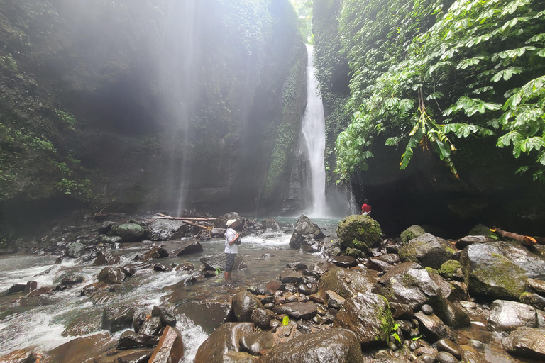 Bali Hidden Trekking, Wasserrutsche, Sekumpul, &amp; Fiji WasserfallAbholung vom Hotel und Rücktransfer zum Hotel inbegriffen