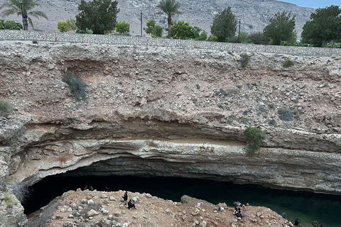 Muscat: Wadi Shab Hike and Bimmah Sinkhole Tour with Lunch Muscat: Wadi Shab Hike and Bimmah Sinkhole Tour with Lunch