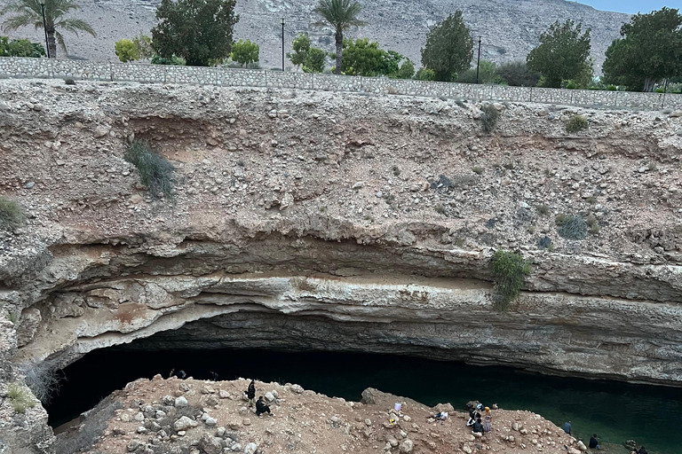 Muscat: Wadi Shab Hike and Bimmah Sinkhole Tour with Lunch Muscat: Wadi Shab Hike and Bimmah Sinkhole Tour with Lunch