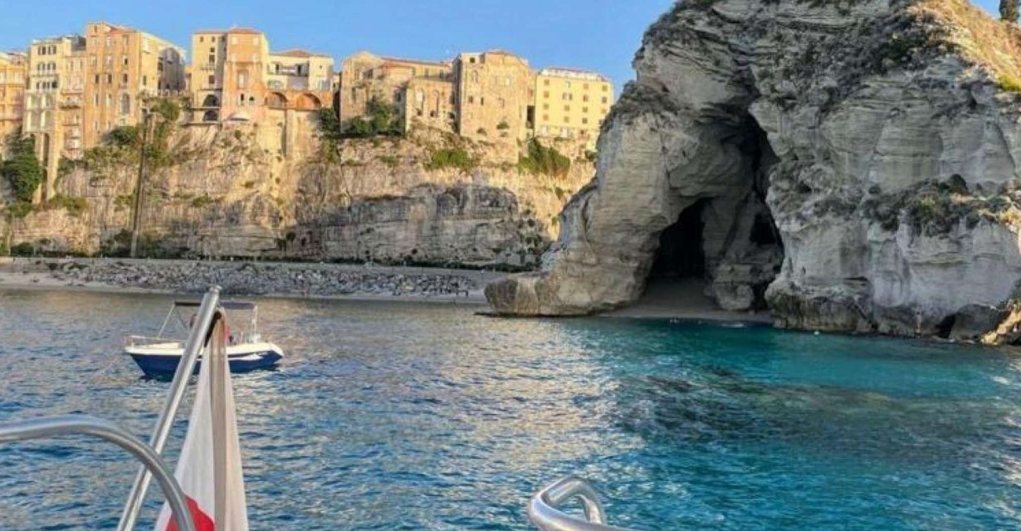 Tropea, Private tour to Capo Vaticano with lunch on board - Housity