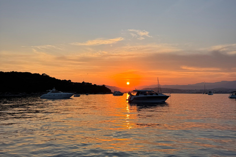 Golf Juan: Sunset Sailing Cruise with aperitif at the Island