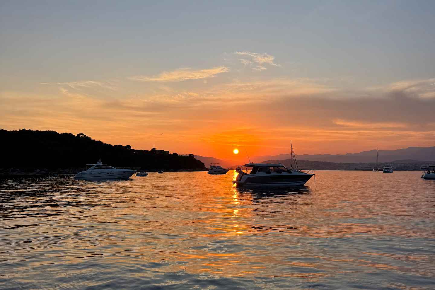Golf Juan: Sunset Sailing Cruise with aperitif at the Island