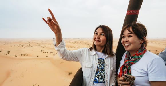 Dubai: Sonnenaufgang Heißluftballonfahrt über der Wüste