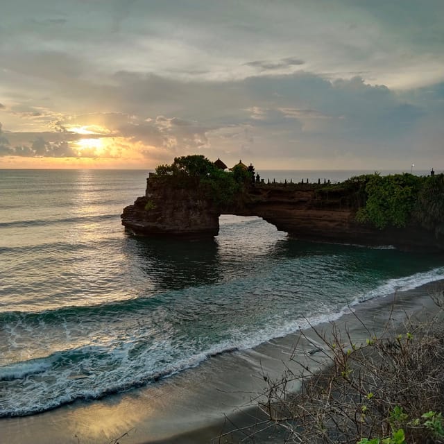 Puesta de sol en Bali: templo de Tanah Lot con bebida complementaria ...