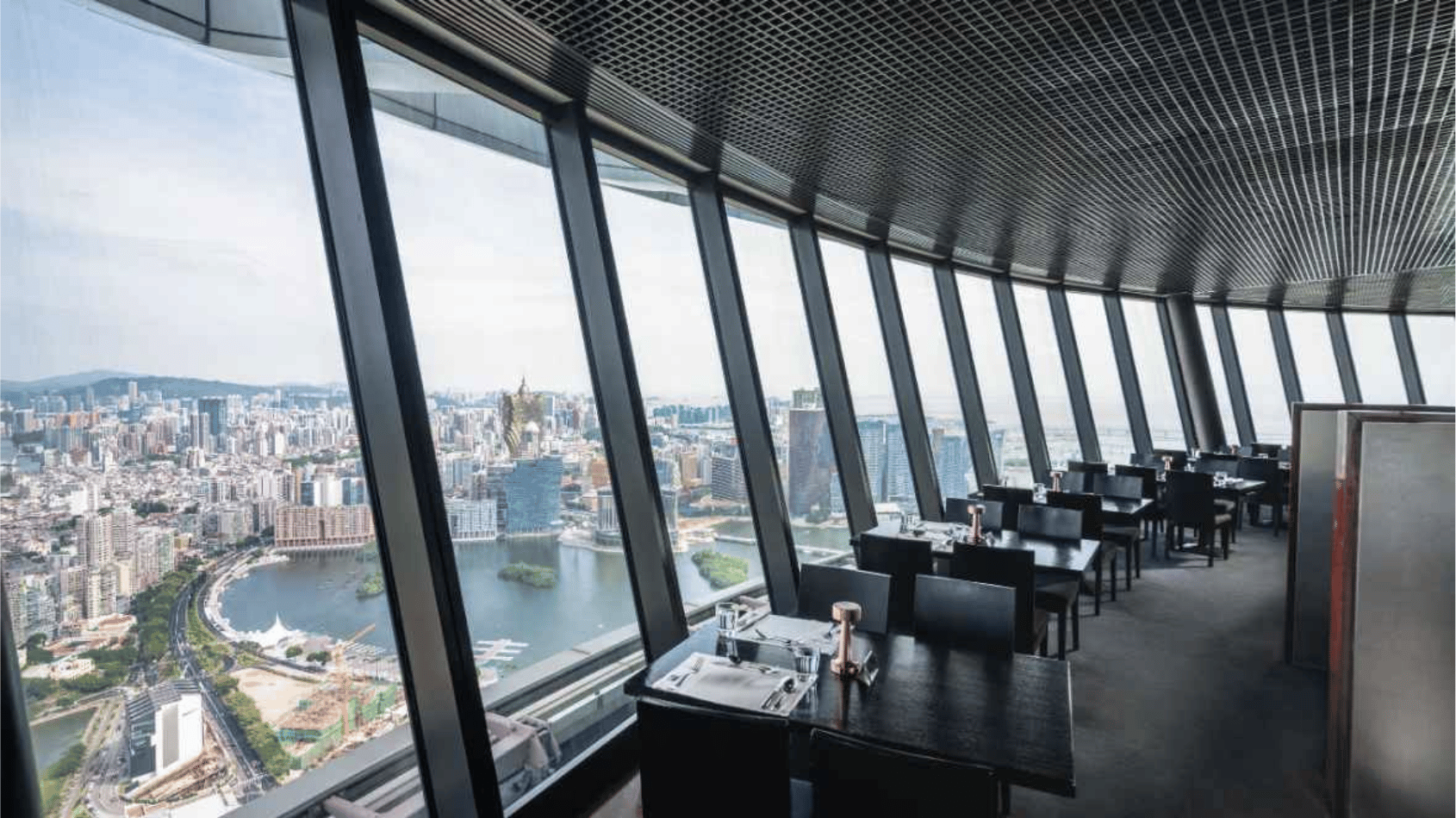 Macau: Buffet im 360° Café im Macau Tower mit Blick auf die Stadt