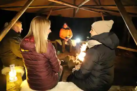 Depuis Helsinki : Promenade guidée en forêt dans l'obscurité avec feu de camp