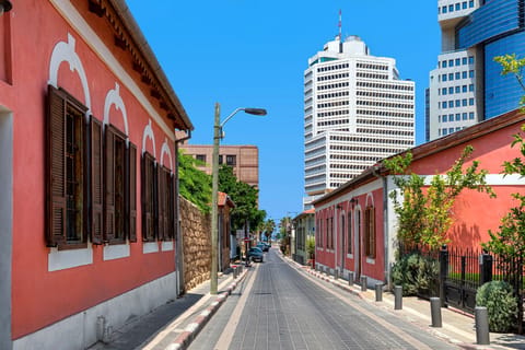 Tel Aviv: Neve Tzedek, White City & Carmel Market Food Tour