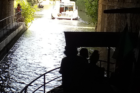 Private gourmet cruise on the Canal du Midi Private gourmet day cruise on the Canal du Midi