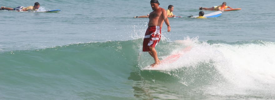 Biarritz : Cours de surf sur la côte Basque.