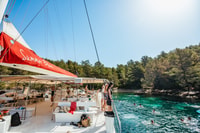 Split, ganztägige Katamaran-Kreuzfahrt nach Hvar & Pakleni Inseln - Hizvo