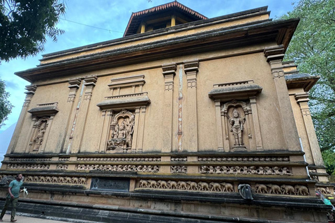 From Negombo: Kelaniya Rajamaha Vihara Guided Temple Tour