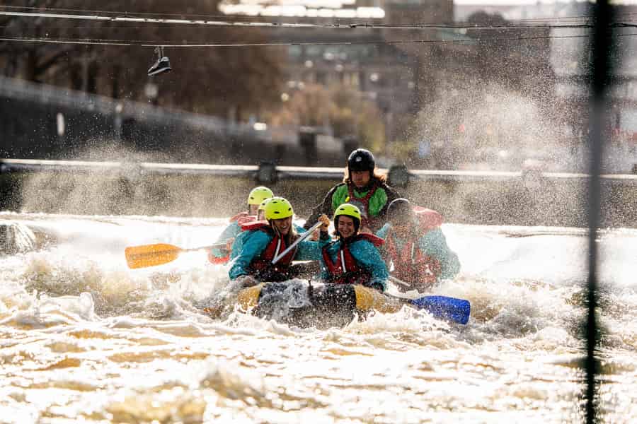 PRAG: Wildwasser-Rafting direkt im Stadtzentrum von Prag. Foto: GetYourGuide