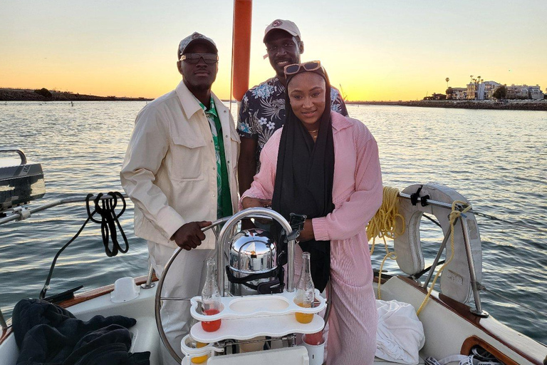 لوس أنجلوس: الإبحار عند غروب الشمس مع الموسيقى