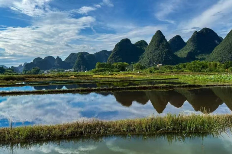 阳朔：天际线山脊、玉龙江和十里画廊阳朔：天际线山脊、玉龙河和十里画廊