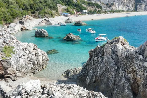 Sarandë: Bootstour bei Kroreza & versteckte Höhlen mit Schnorcheln