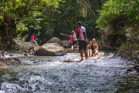 Multi-aventure à Khao Lak : Rafting en bambou, quad et éléphants