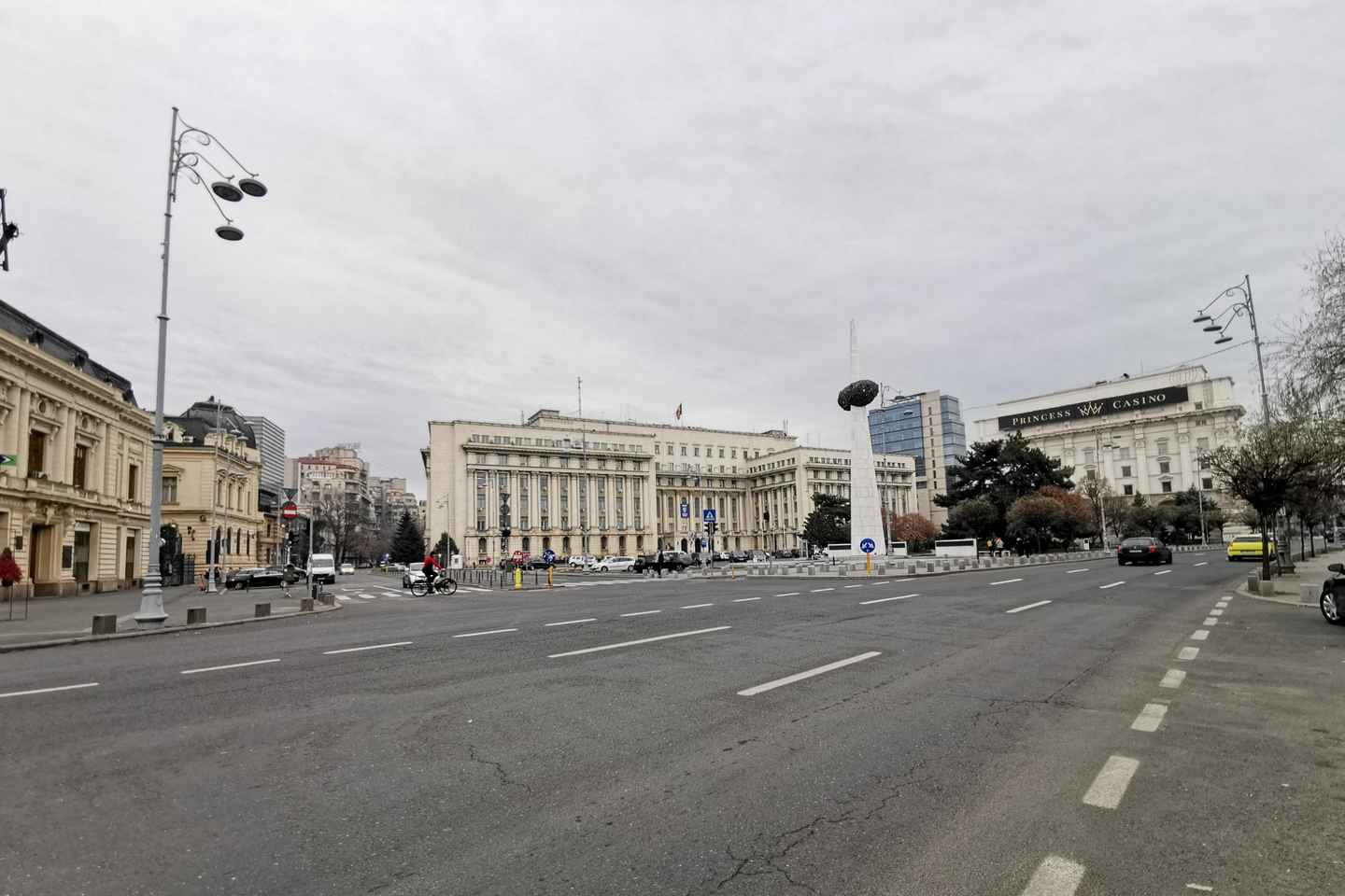 Hop-on Hop-off minibus Tour of Bucharest & Village Museum