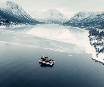 Tromsø: Crucero por los Fiordos Árticos con Parada en Tierra en las Pescaderías
