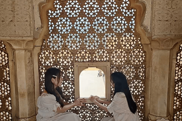 Jaipur: Instagram Spot Tour with a Photographer and Guide Tour by Car and Driver with a Guide