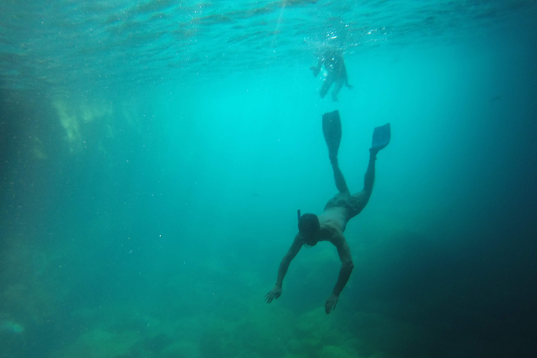 Tour en bateau pour la plongée en apnée dans les grottes