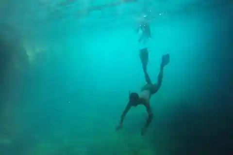 Passeio de barco com snorkel nas grutas