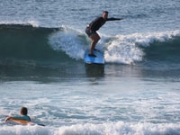 Uluwatu, classe di surf per principianti e intermedi - Hizvo