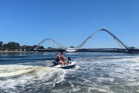 Perth: tour guiado de jet ski com sessão de estilo livrePerth: Excursão guiada de jet ski com sessão de freestyle