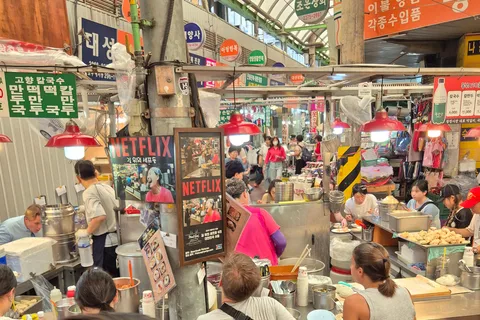 Seoul: UNESCO Palace and Street Foods Guided Tour